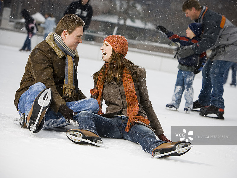 情侣滑冰时摔倒图片素材