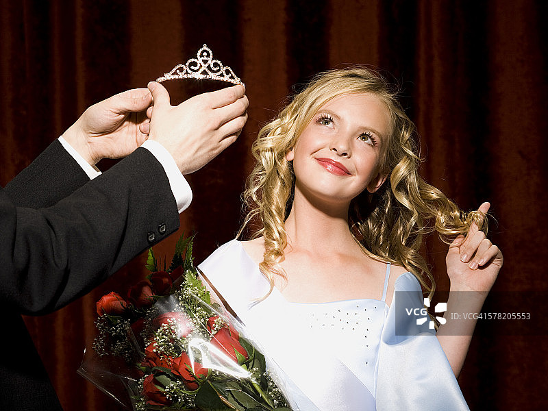 选美比赛获胜者手捧玫瑰微笑图片素材