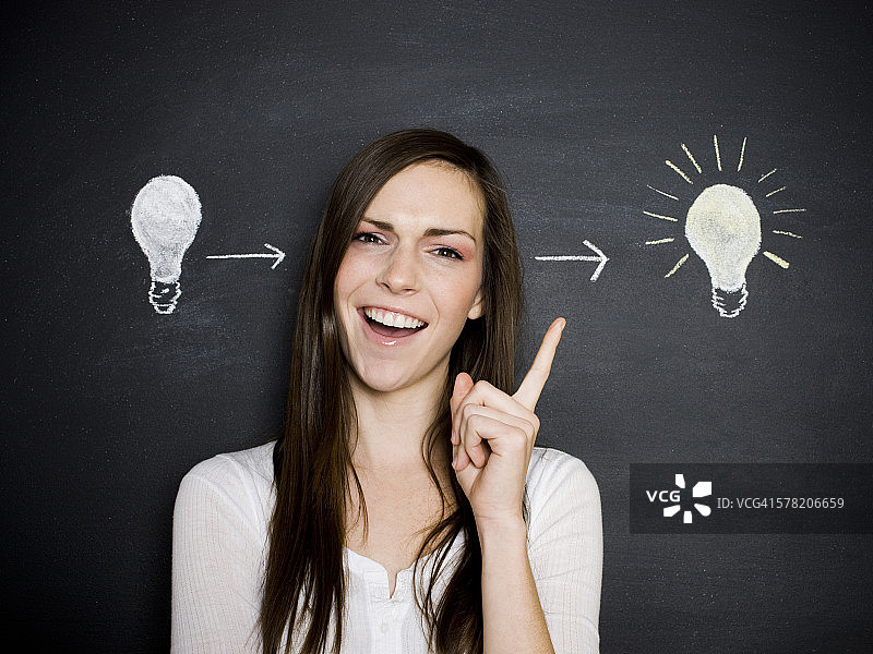 在黑板前的年轻女人图片素材