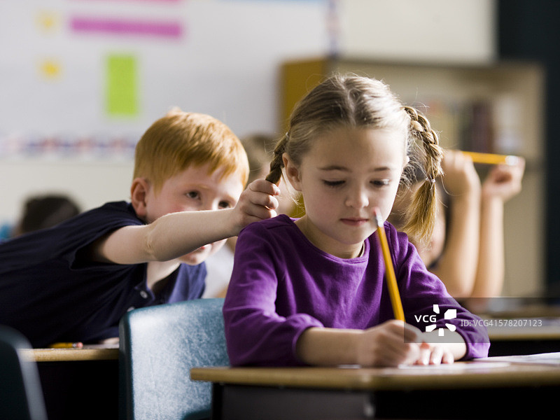 男孩逗女孩图片素材