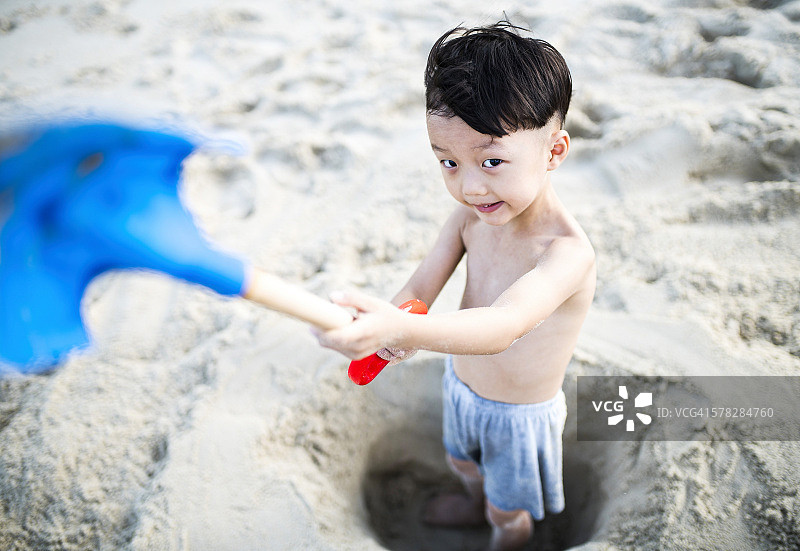 孩子们在海滩上玩耍图片素材
