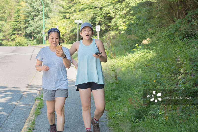 玩增强现实手机游戏的年轻女性图片素材