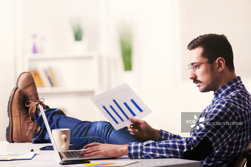 年轻商人居家办公用笔记本电脑分析数据图片素材