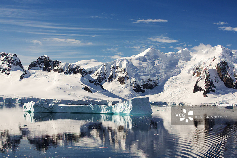 分隔帕默群岛与南极半岛的格尔拉什海峡，位于安弗斯岛附近。南极半岛是地球上变暖最快的地区之一图片素材