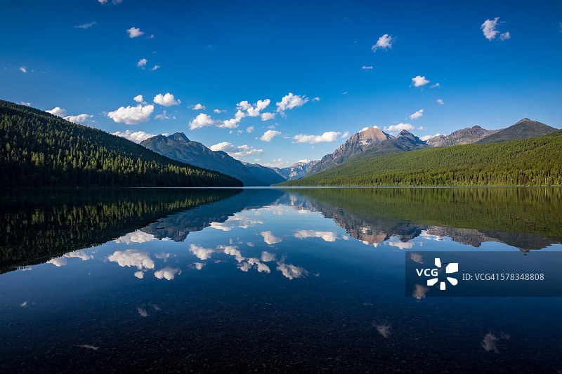 弓箭湖的云彩倒影图片素材