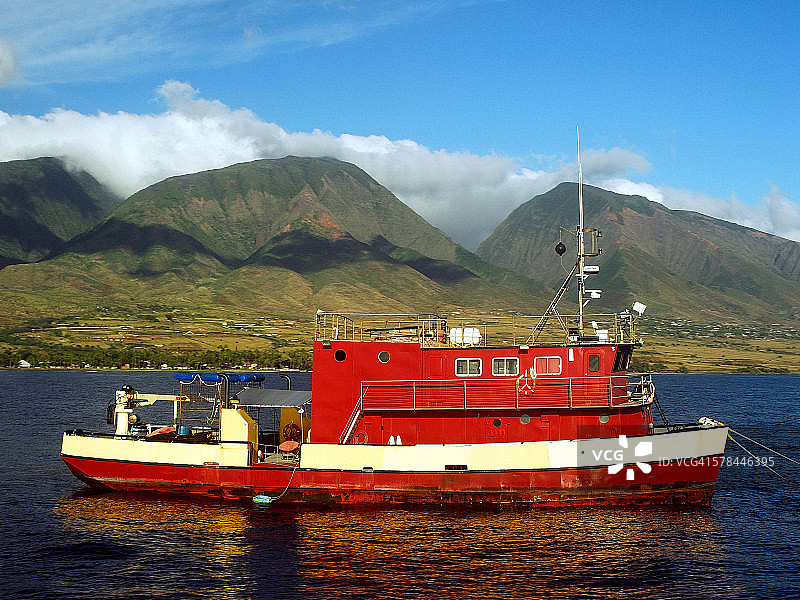 毛伊岛上的红船图片素材