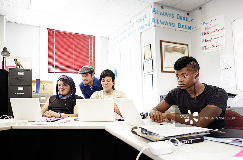 在老师的指导下学习的城市青少年图片素材
