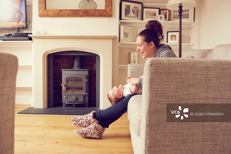 妈妈和男宝宝在客厅里玩耍图片素材
