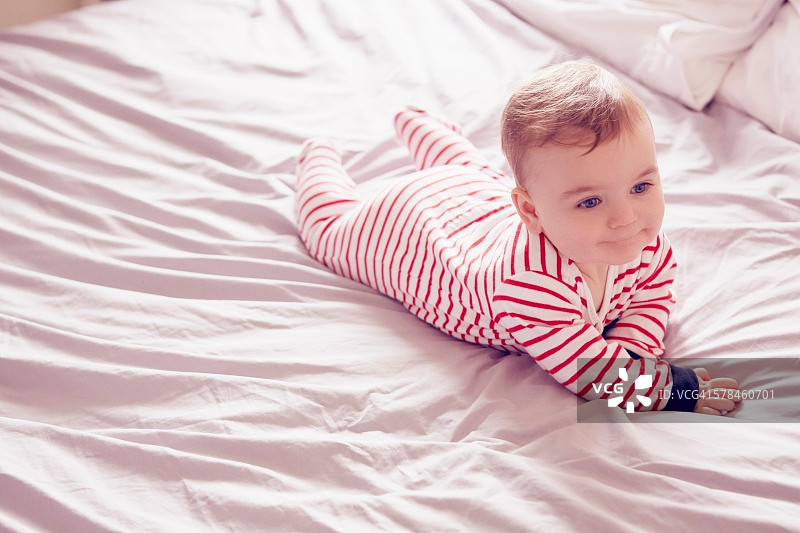 躺在床上的男婴图片素材