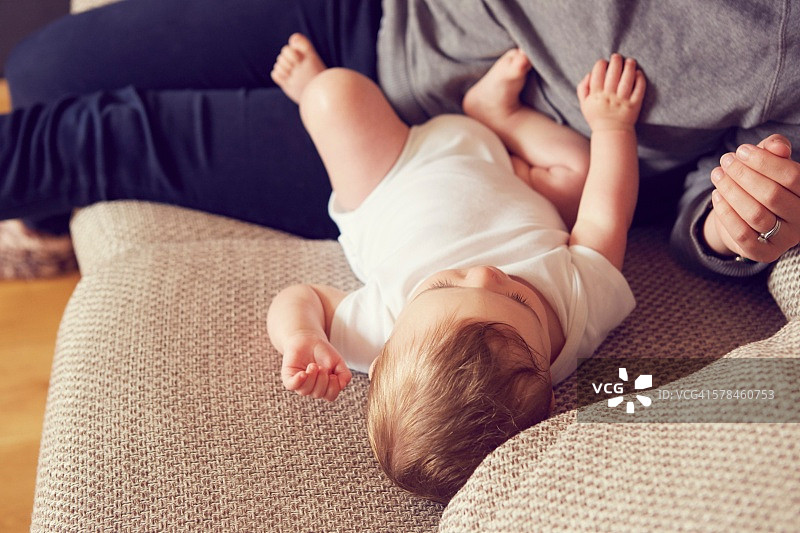 妈妈和男宝宝在客厅里玩耍图片素材