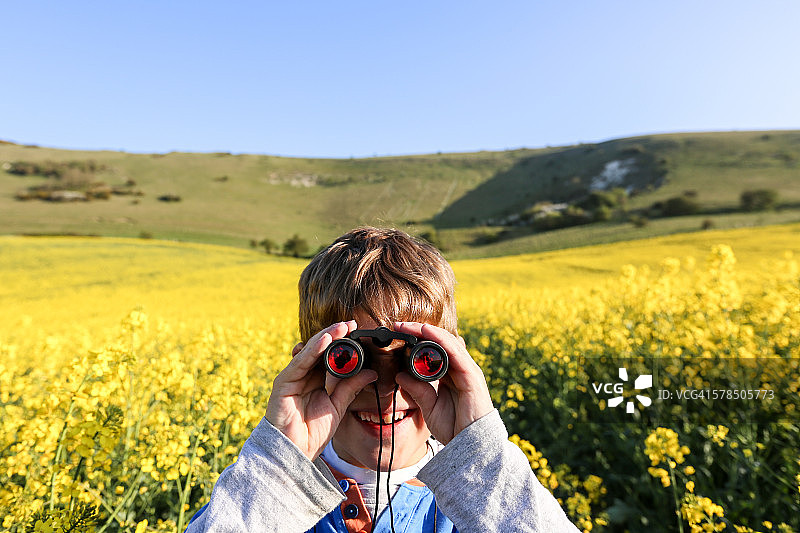 使用双筒望远镜的微笑男孩图片素材