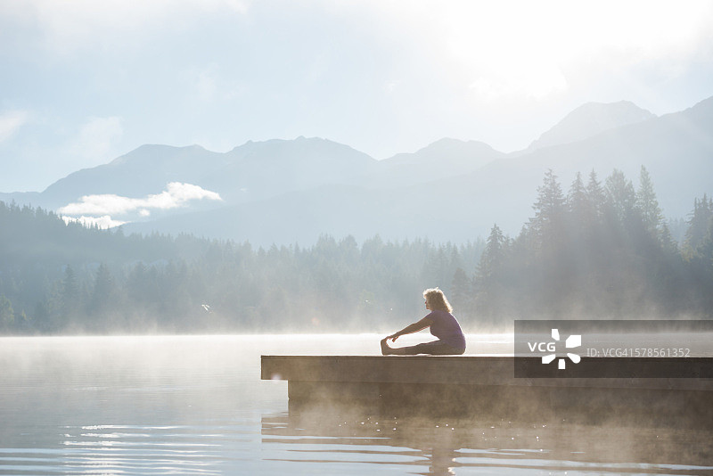 年长的妇女伸展运动图片素材
