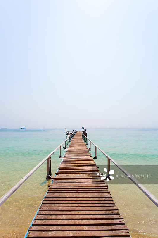 偶遇海滩的木制码头图片素材
