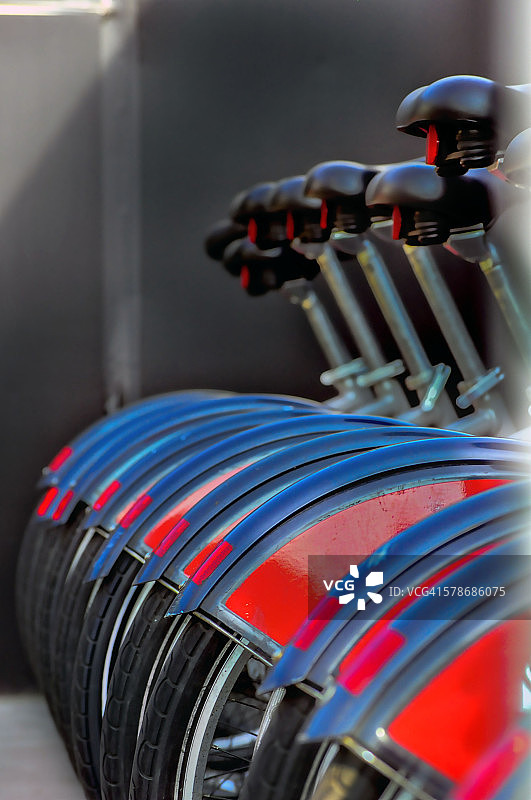 红色银行Bbikes出租图片素材