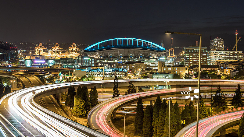 西雅图与弯曲道路的光轨图片素材