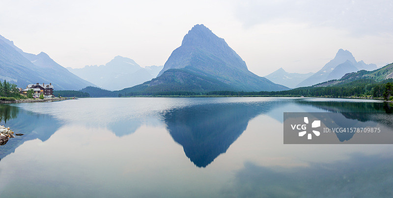 烟雾中的冰川全景图片素材