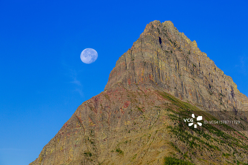 格林内尔山顶峰与月亮图片素材