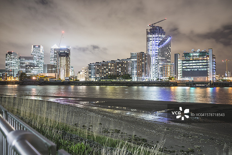 伦敦东部泰晤士河天际线图片素材