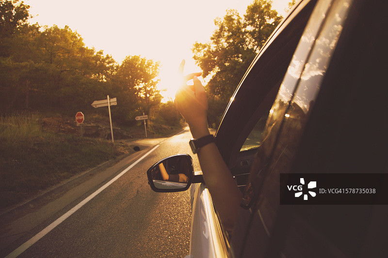 母亲在加泰罗尼亚比利牛斯山脉自驾游图片素材