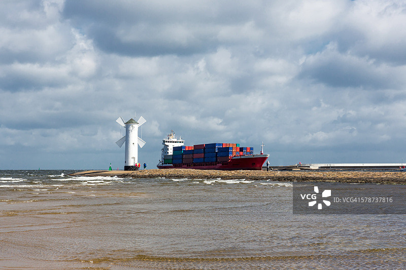 抵达希维诺乌伊希切的集装箱船图片素材