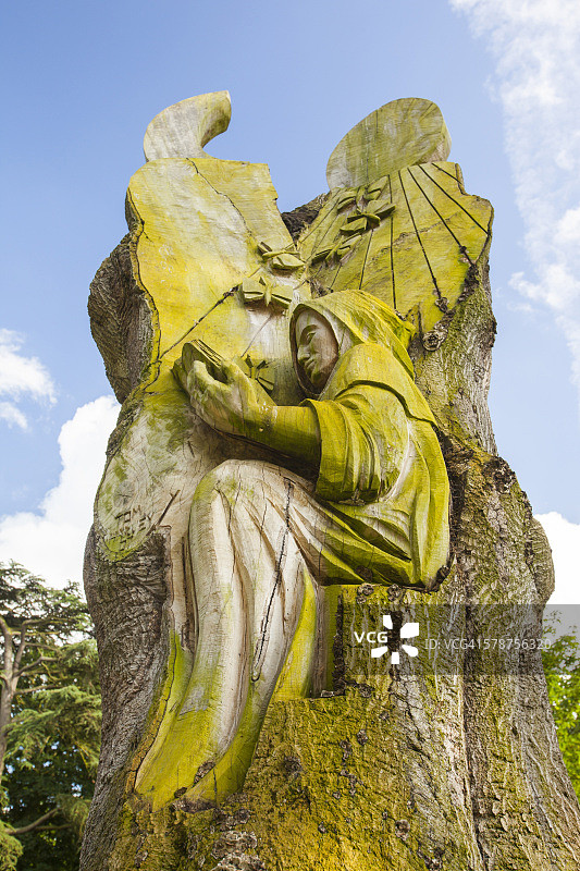 英国伍斯特郡，Pershore修道院内的一棵树雕塑图片素材