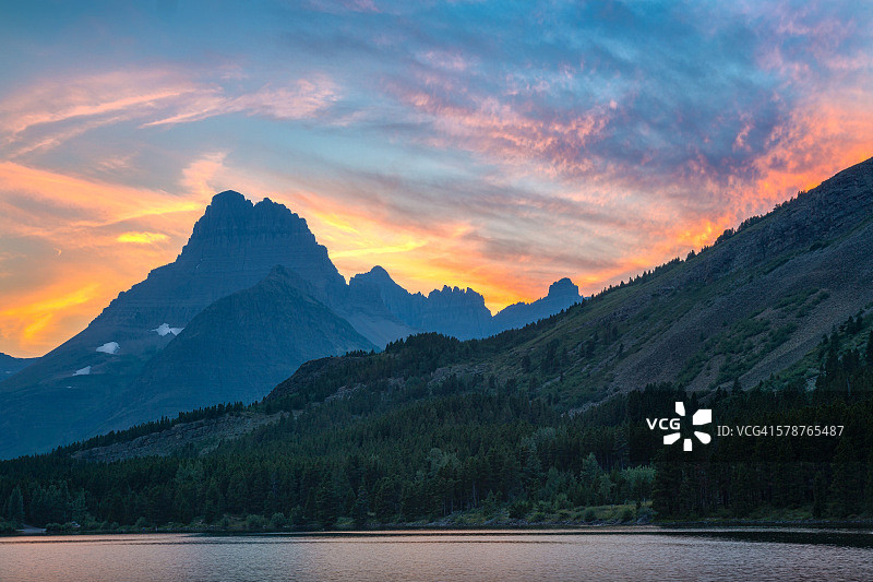 威尔伯冰川国家公园背后的壮丽暮色图片素材
