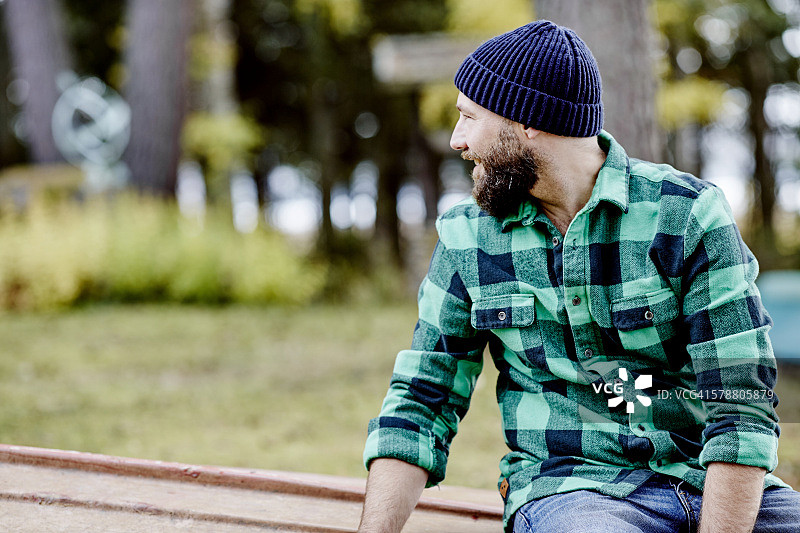 穿着格子衬衫的男人图片素材