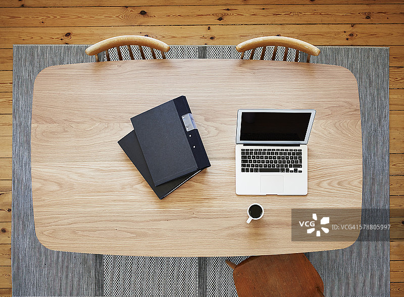 木桌上的笔记本电脑和咖啡图片素材