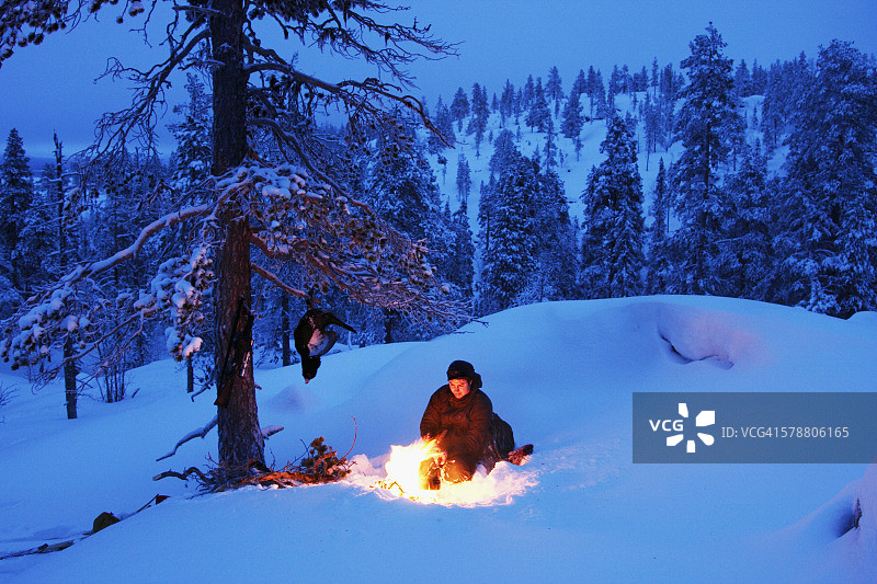 猎人在黄昏时生火图片素材
