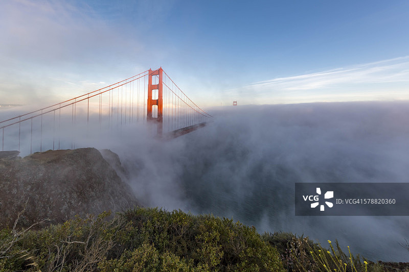 旧金山：薄雾中的金门大桥图片素材