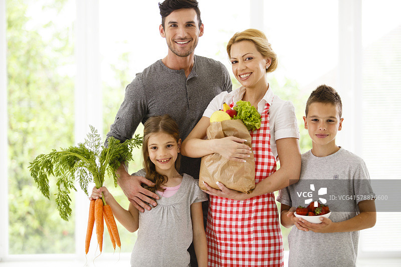 一家人在家拿着食品杂货图片素材