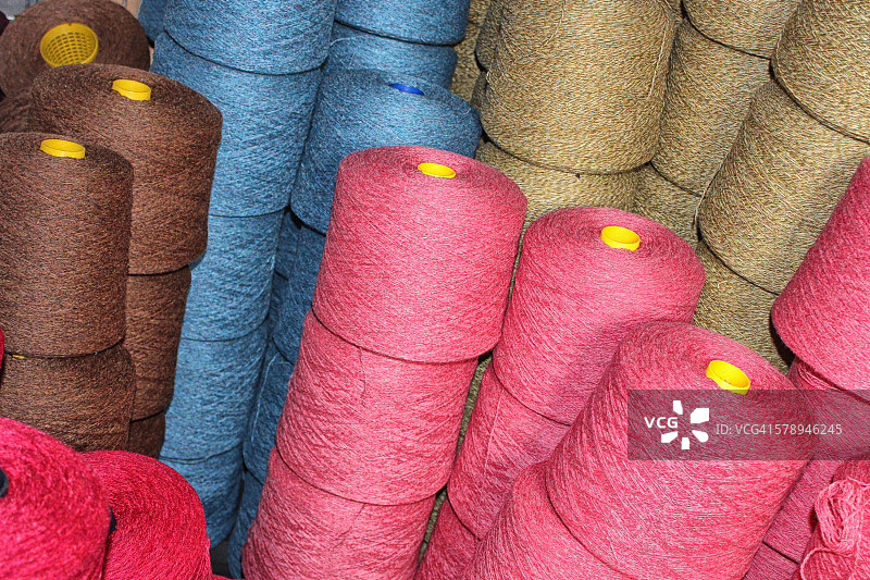 堆叠的染色羊毛线轴图片素材
