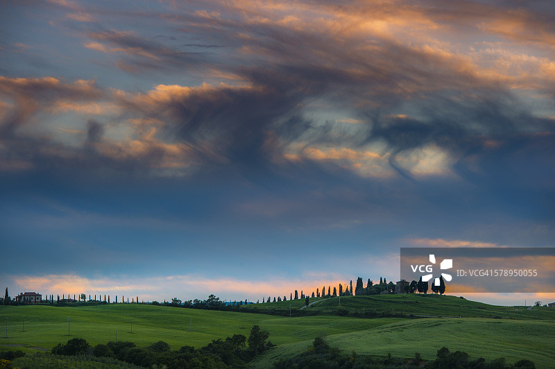 托斯卡纳绿色田野上空的壮丽天空图片素材