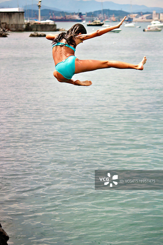 在海上跳跃做特技的女孩图片素材