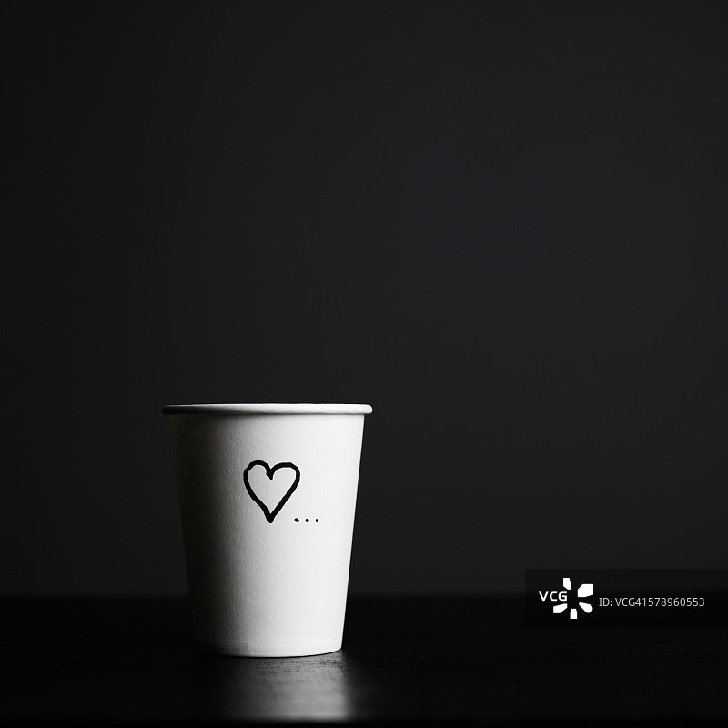 画有黑色爱心的白色纸杯图片素材