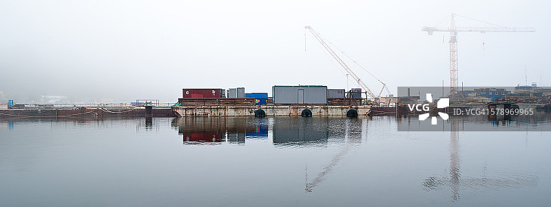 雾蒙蒙的早晨中的工业运输场景图片素材