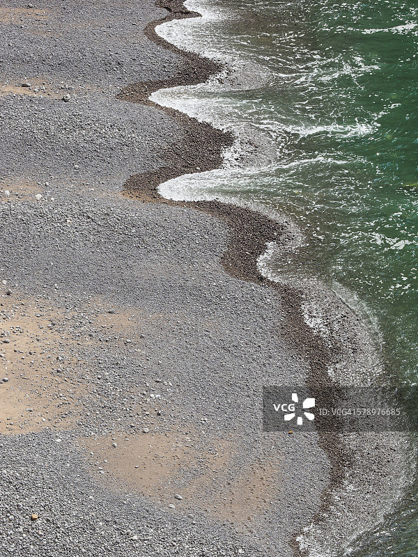 海浪与阿拉巴斯特海岸线的鹅卵石海滩图片素材