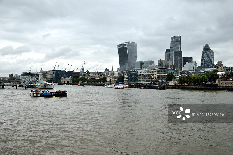 城市天际线雨景图片素材