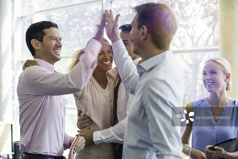 同事们互相击掌图片素材