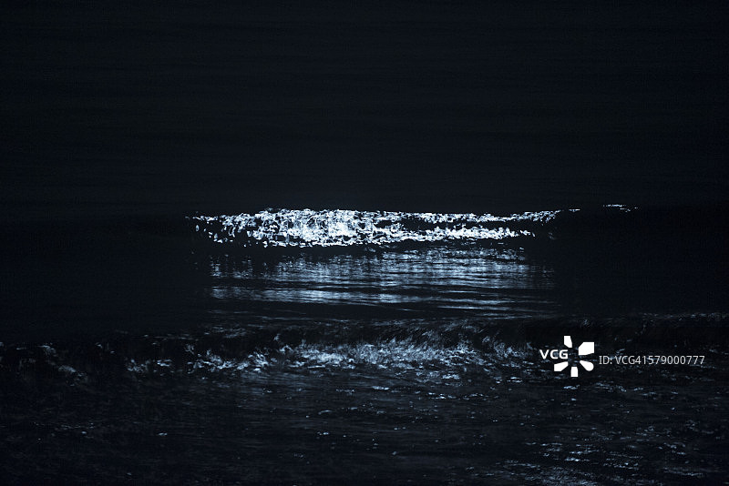 月光映照海浪图片素材