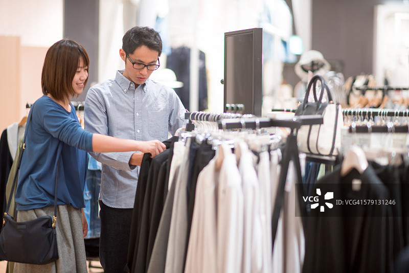 年轻夫妇一起购物图片素材