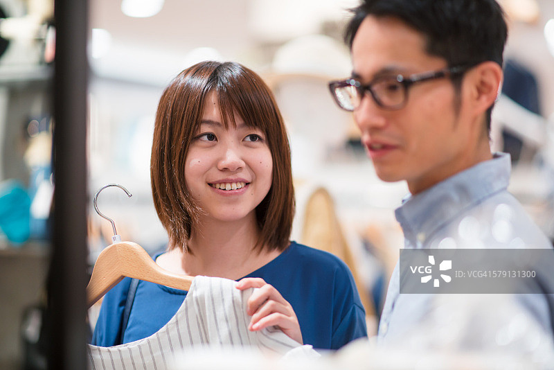 年轻夫妇一起购物图片素材