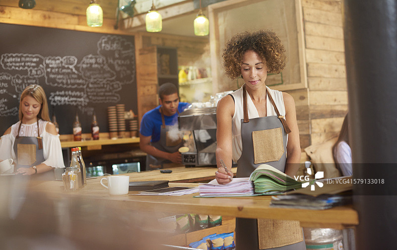 咖啡店店主图片素材