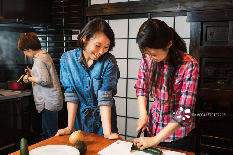 朋友们一起做饭图片素材