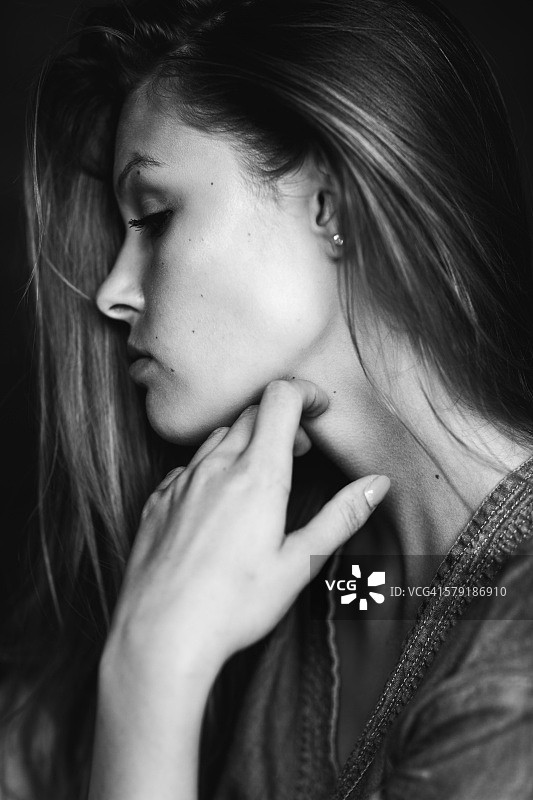 女性侧脸特写图片素材