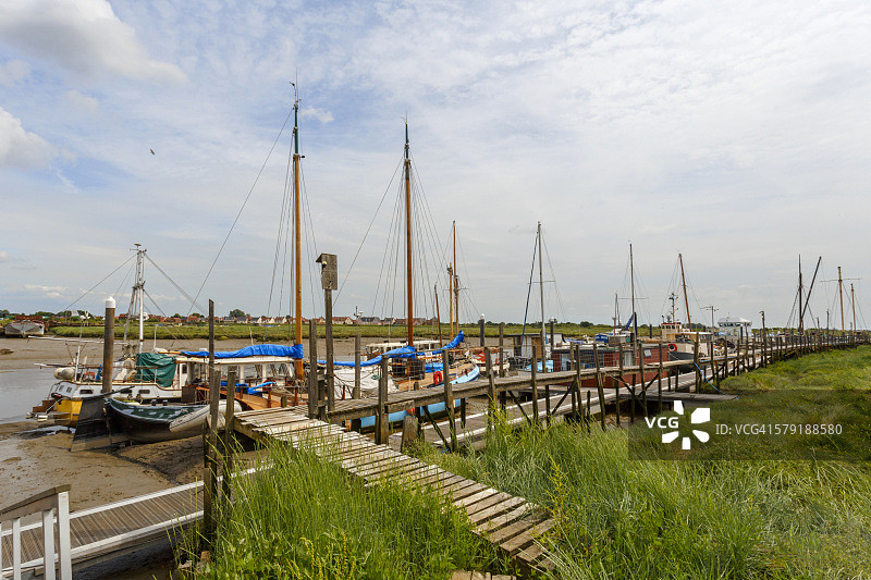 英国埃塞克斯郡莫尔登切尔默河上的系泊船图片素材