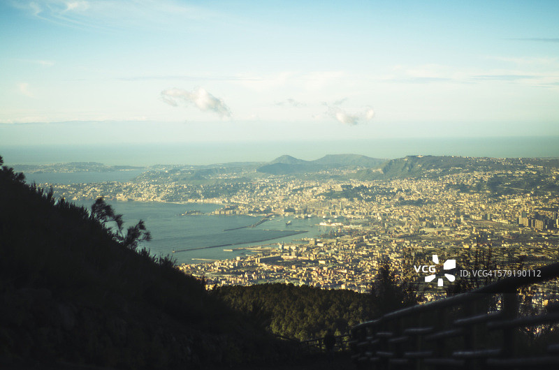 维苏威火山上方的那不勒斯景色图片素材