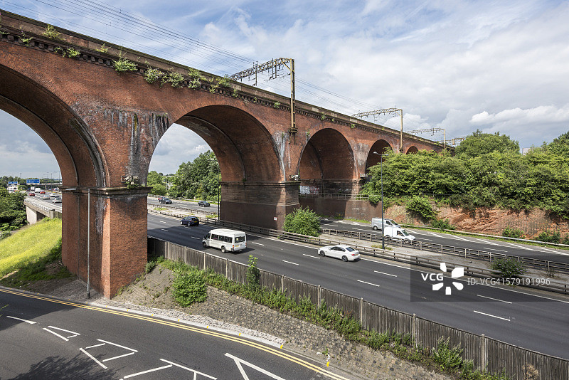 斯托克波特高架桥下M60高速公路图片素材