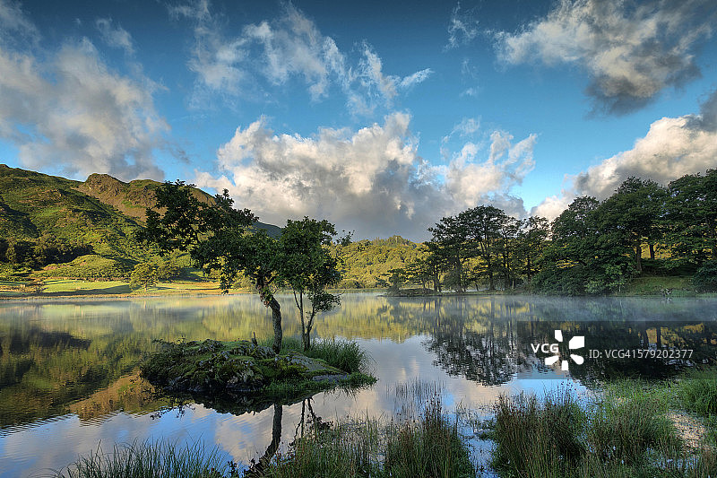 雾蒙蒙的早晨，英国湖区赖德尔湖图片素材