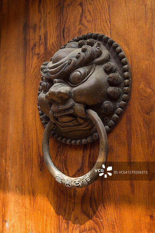 橙色门上的单狮门环图片素材